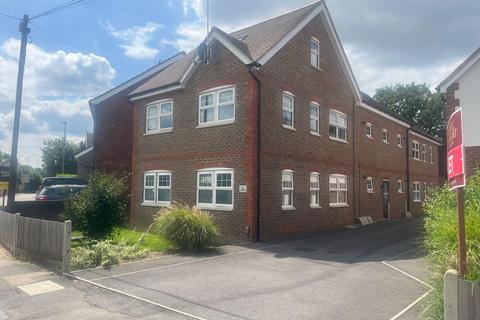 2 bedroom flat to rent, Yattendon Road, Horley RH6