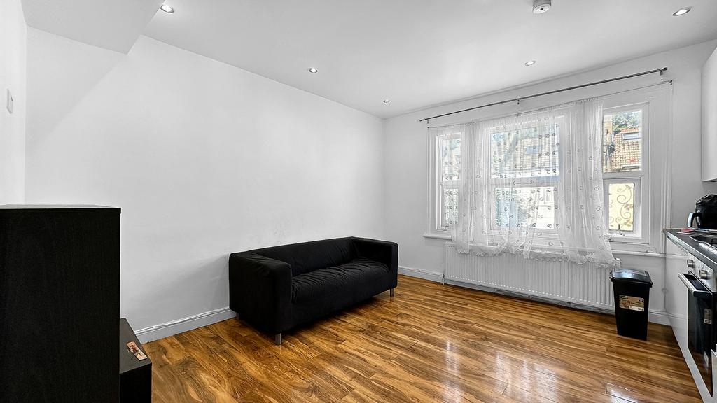 Newly refurbished 2 double bedroom flat