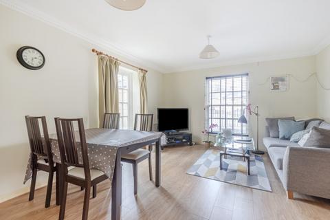 2 bedroom flat to rent, Broomhill Road London SW18