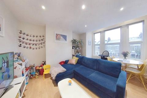 2 bedroom flat to rent, Earlsfield Road, London SW18