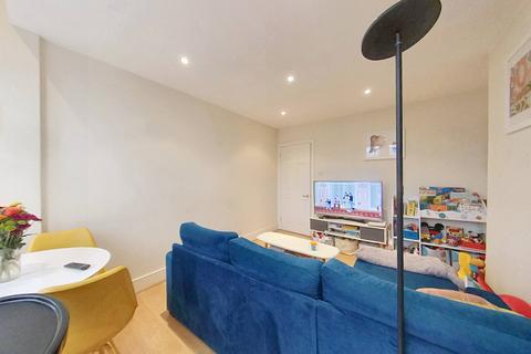 2 bedroom flat to rent, Earlsfield Road, London SW18