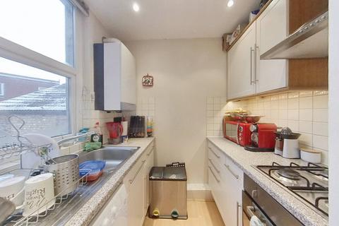 2 bedroom flat to rent, Earlsfield Road, London SW18