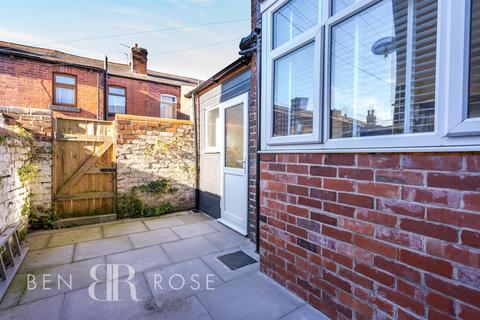 3 bedroom terraced house to rent, Regent Road, Chorley