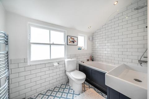 3 bedroom flat for sale, Gilbey Road, Tooting