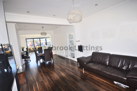 3 bedroom terraced house to rent, Ilford, IG6