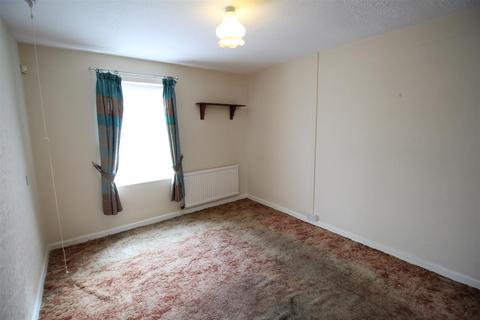 2 bedroom flat for sale, Mont Grove, Bradford BD5