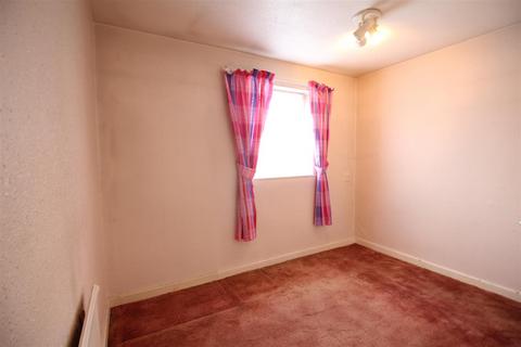 2 bedroom flat for sale, Mont Grove, Bradford BD5