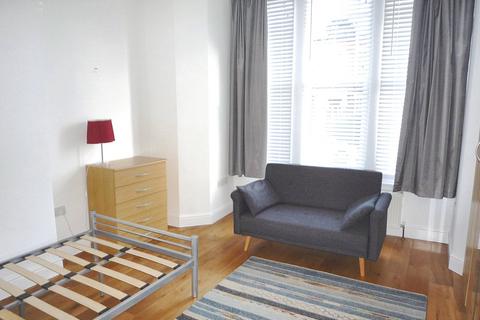 3 bedroom flat to rent, Whitehall Park, London N19