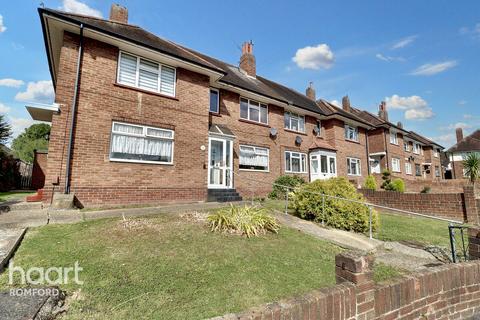 2 bedroom maisonette for sale, Galleywood Crescent, Romford