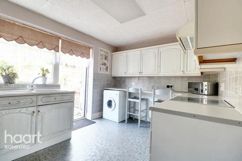 2 bedroom maisonette for sale, Galleywood Crescent, Romford