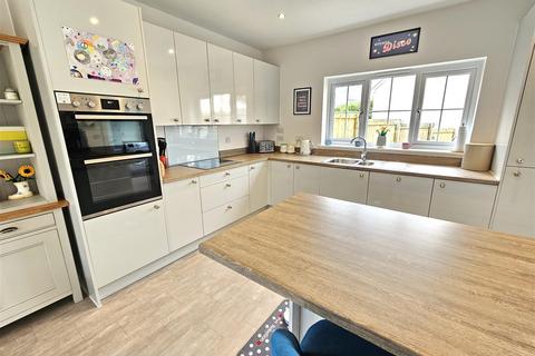 4 bedroom detached house for sale, Cowslip Avenue, Tavistock