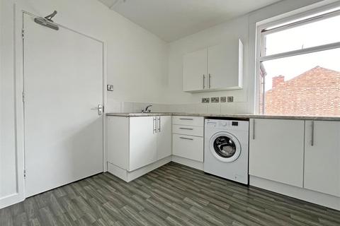 2 bedroom duplex to rent, Meadow Road, Nottingham NG4