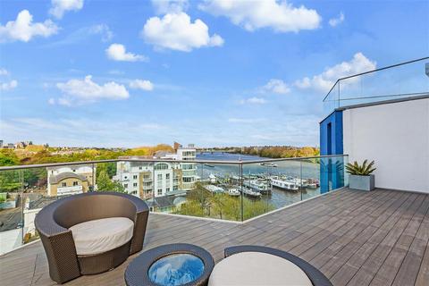 3 bedroom flat to rent, Riverside Quarter, SW18