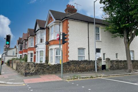 3 bedroom terraced house to rent, Bournemouth Park Road, Southend On Sea SS2