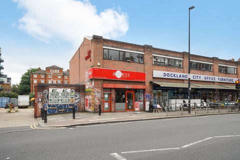 Retail property (high street) to rent, Prime Retail and Warehouse