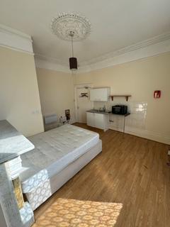 Studio to rent, Denzil Ave