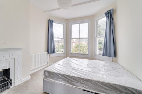 3 bedroom apartment to rent, Woodside Road, Wood Green, London