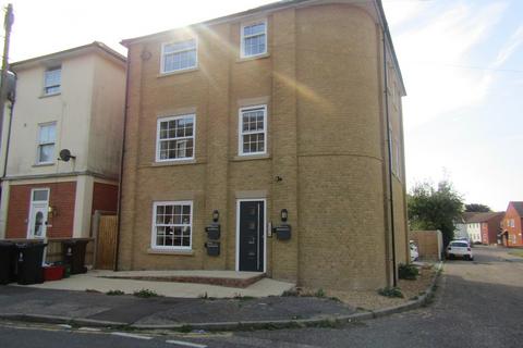 2 bedroom flat to rent, Saville Street, Walton On The Naze CO14