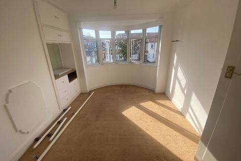 4 bedroom semi-detached house to rent, Rosedene Avenue, Greenford