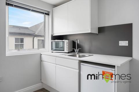 Studio to rent, Station Road, London