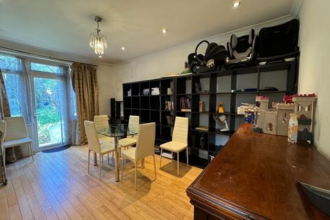 4 bedroom semi-detached house to rent, Edgware