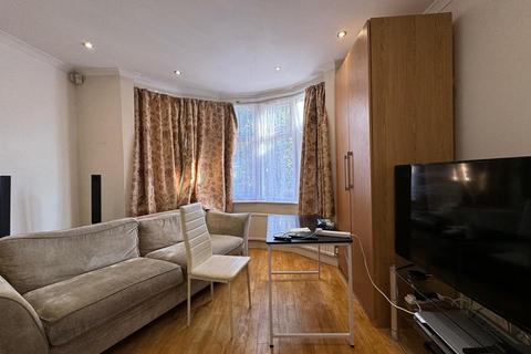 4 bedroom semi-detached house to rent, Edgware