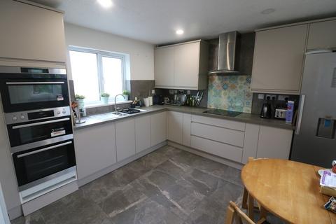 4 bedroom detached house to rent, Maple Grove, Hessle