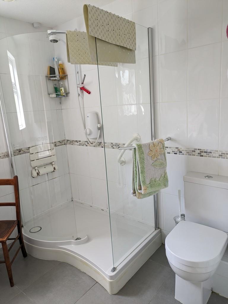 Ensuite shower room (1)