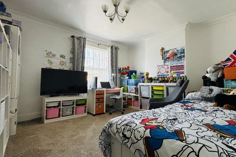 39 Chestnut Grove, Staines-upon-thames, TW18 1DB