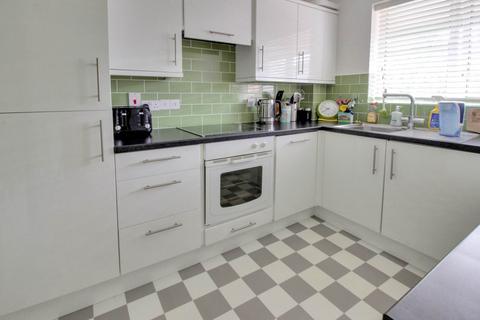 2 bedroom flat for sale, Northcourt Avenue, Reading