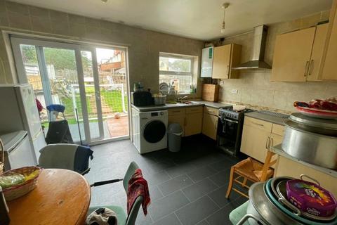 3 bedroom terraced house to rent, Connaught Road, Luton, Bedfordshire, LU4