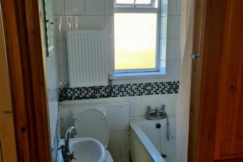 3 bedroom terraced house to rent, Connaught Road, Luton, Bedfordshire, LU4