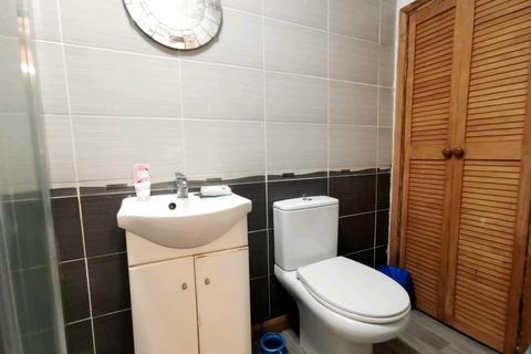 3 bedroom terraced house to rent, Connaught Road, Luton, Bedfordshire, LU4