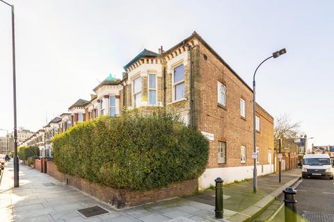 2 bedroom terraced house to rent, Bloemfontein Road, W12