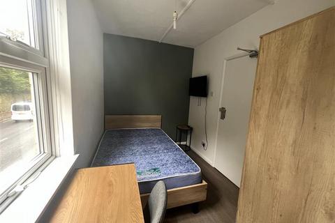 Studio to rent, Wells Road