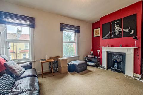 8b Brookdene Road, London, SE18 1EW