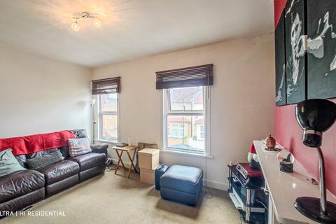 8b Brookdene Road, London, SE18 1EW