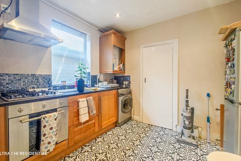 8b Brookdene Road, London, SE18 1EW