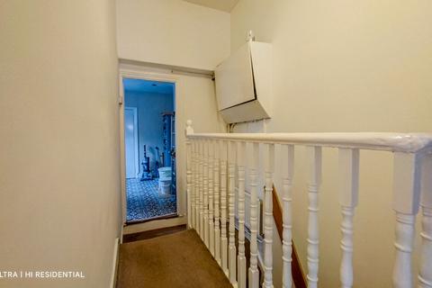 8b Brookdene Road, London, SE18 1EW
