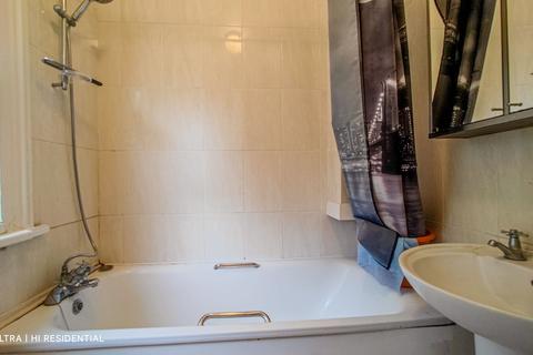 8b Brookdene Road, London, SE18 1EW