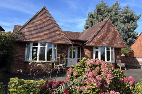 4 bedroom detached bungalow for sale, Comeytrowe Lane, Taunton - bunglaow with annexe