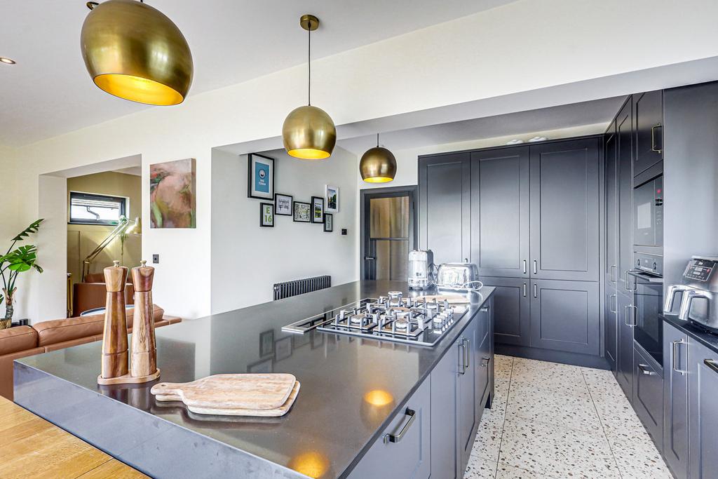 Tattersall Gardens, Leighonsea, SS9 3 bed bungalow for sale £750,000