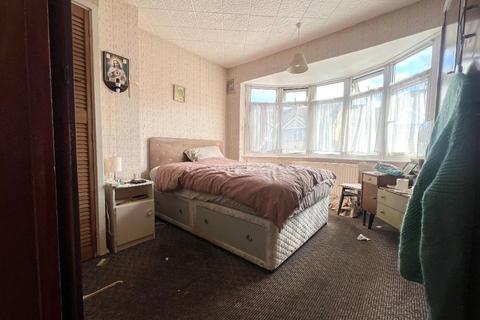 3 bedroom terraced house for sale, Chester Avenue, Challney, Luton, Bedfordshire, LU4 9SQ