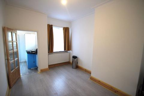 2 bedroom flat to rent, Headstone Gardens, Harrow