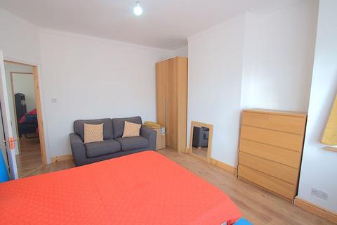 2 bedroom flat to rent, Headstone Gardens, Harrow