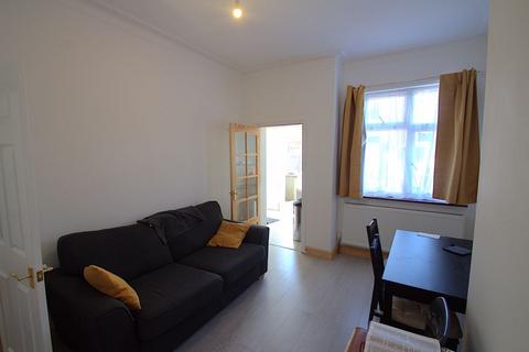 2 bedroom flat to rent, Headstone Gardens, Harrow