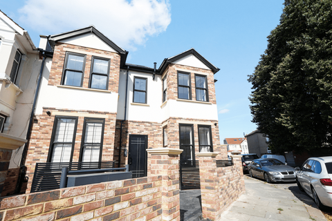 2 bedroom apartment to rent, Arlington Gardens, Ilford, IG1