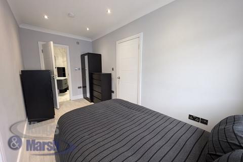 Studio to rent, Ockley Road, Croydon