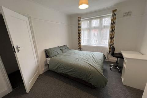 Flat share to rent, Further Green Road, London