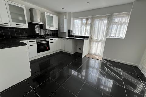 4 bedroom townhouse to rent, Atkinson Road, London E16